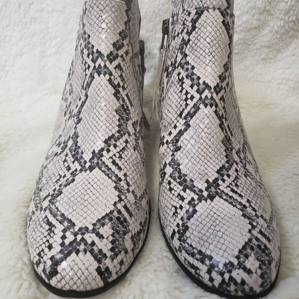 Sam by Eldelman Ivory nake print booties